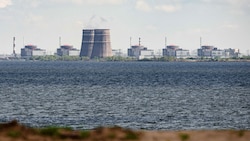 Das Kernkraftwerk Saporischschja befindet sich direkt am durch den Fluss Dnipro gebildeten Kachowkaer Stausee im Südosten der Ukraine. (Bild: APA/AFP/Ed Jones)