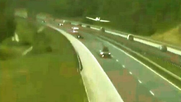 Die Bilder der Überwachungskameras des slowenischen Autobahnbetreibers gehen auf „YouTube“ derzeit viral. (Bild: z.V.g.)