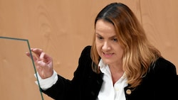 Empört: FPÖ-Politikerin Dagmar Belakowitsch (Bild: APA/ROLAND SCHLAGER)