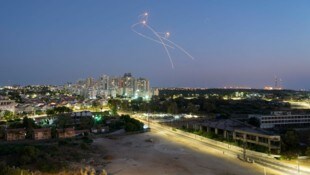 Das israelische Abwehrsystem „Iron Dome“ fängt Raketen ab, die aus dem Gazastreifen abgeschossen wurden. (Bild: AP)