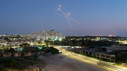 Das israelische Abwehrsystem „Iron Dome“ fängt Raketen ab, die aus dem Gazastreifen abgeschossen wurden. (Bild: AP)