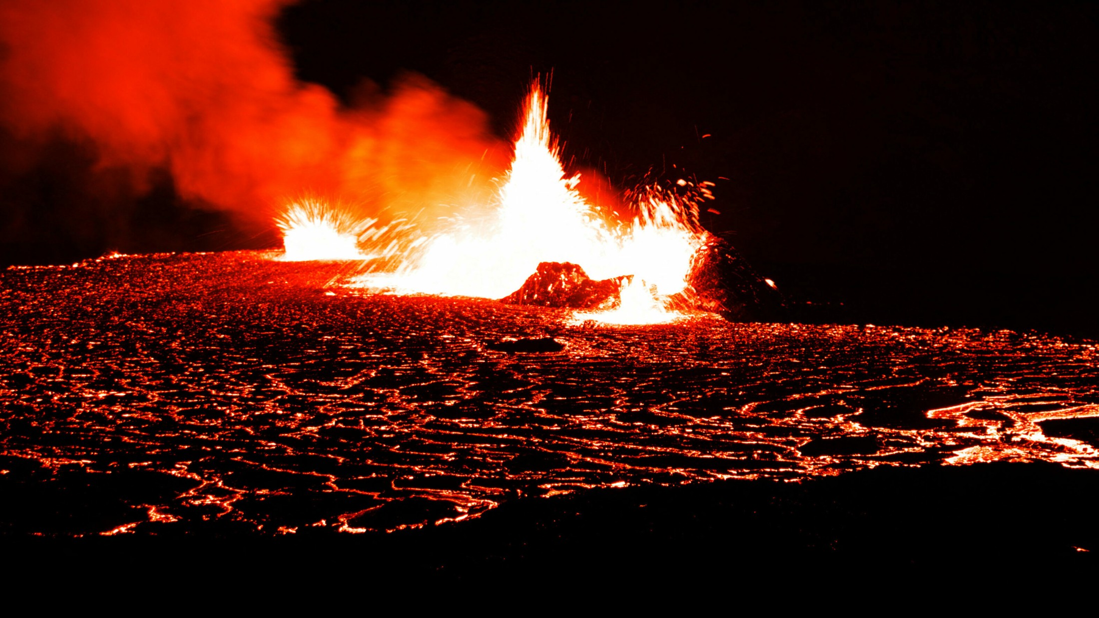 Spuckt Weiter Lava - Gase Von Vulkan Fagradalsfjall Bedrohen Nahes Dorf ...