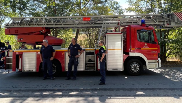 Der Einsatz im Grunewald hält die Brandbekämpfer auf Trab. Trotz der schweißtreibenden Arbeit sollen sie keine Wasserflaschen mehr bekommen. (Bild: AFP)