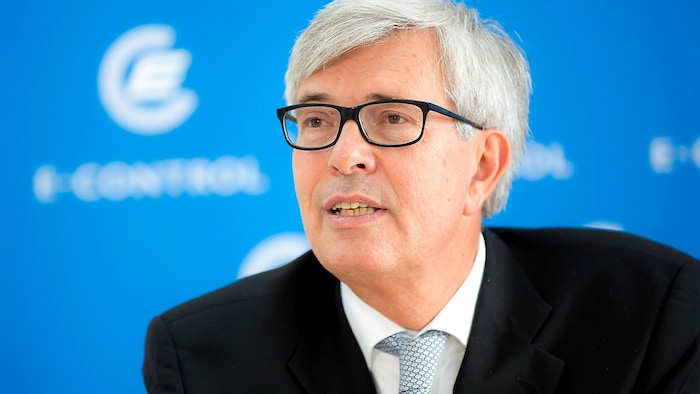 Walter Boltz als damaliger Chef der E-Control bei einer Pressekonferenz im Jahr 2014