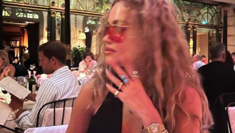 Zeigt Rita Ora hier etwa ihren Ehering? (Bild: instagram.com/ritaora)