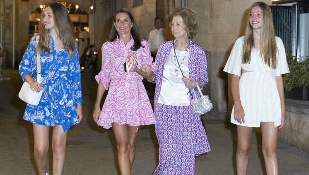 Im Urlaub auf Mallorca zeigte sich Königin Letizia im sommerlichen Minikleid und präsentierte ihre durchtrainierten Beine. (Bild: www.PPS.at)