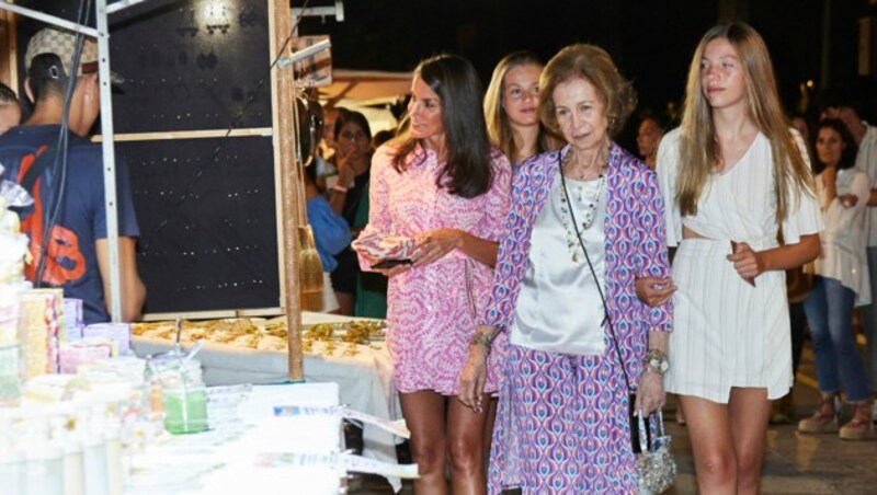 Letizia, ihre Töchter und ihre Schwiegermama ließen es sich nicht nehmen, einen Blick auf die zahlreichen Angebote am Markt in Mallorca zu werfen. (Bild: MC Boti / Action Press / picturedesk.com)