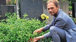 Friedhofsverwalter Walter Pois zeigt der „Krone“ stolz seine heurige Pfefferoni-Ernte und hofft auf Nachahmer. (Bild: Walter Pois)