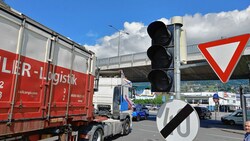 Bei der Kreuzung Schusterbergweg und Haller Straße mussten Fahrzeuglenker ohne Ampel auskommen. (Bild: Manuel Schwaiger)