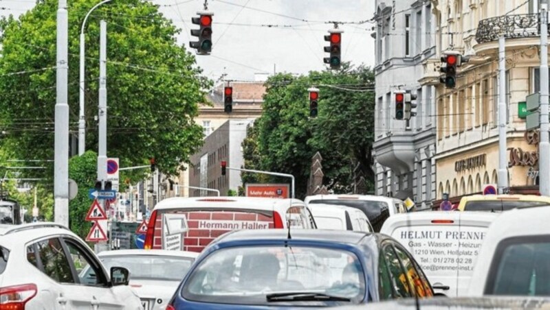 Stoßstange an Stoßstange. Am Gürtel wird es oftmals eng. (Bild: Gilbert Novy / KURIER / picturedesk.com)