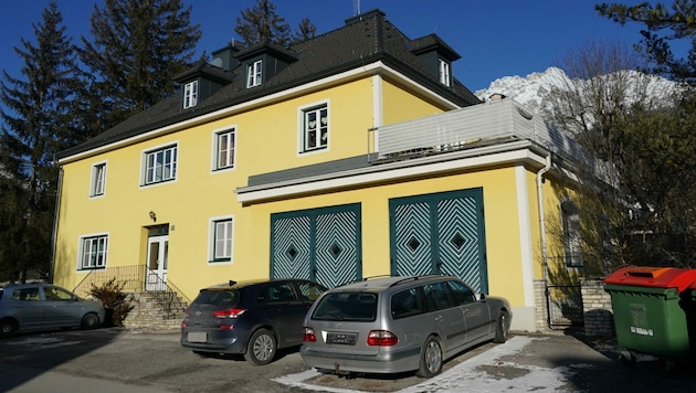In diesem gelben Haus in der Gröbminger Stoderstraße kam es im Jänner 2022 zum brutalen Messer-Mord. (Bild: Pail Sepp, Krone KREATIV)
