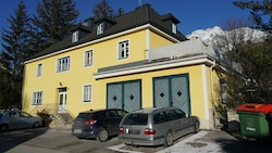 In diesem gelben Haus in der Gröbminger Stoderstraße kam es im Jänner 2022 zum brutalen Messer-Mord. (Bild: Pail Sepp, Krone KREATIV)