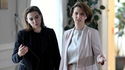 Einigung nicht in Sicht: die Ministerinnen Alma Zadić (links) und Karoline Edtstadler (Bild: APA/ROLAND SCHLAGER)