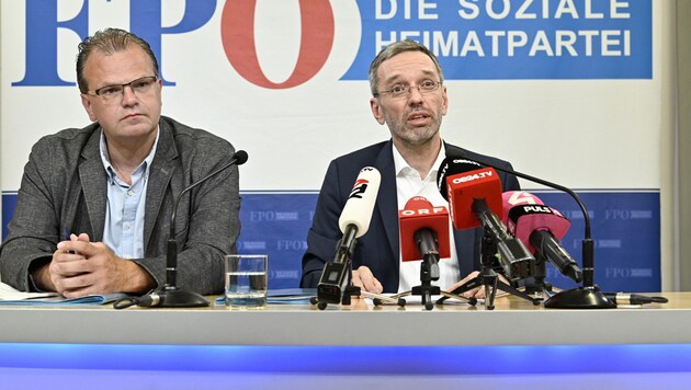 Hans-Jörg Jenewein und Herbert Kickl bei einer gemeinsamen Pressekonferenz 2019 (Bild: APA/HANS PUNZ)