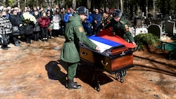 Begräbnis für einen russischen Soldaten, der im Ukraine-Krieg getötet wurde, in der Stadt Luga (Bild: APA/AFP)