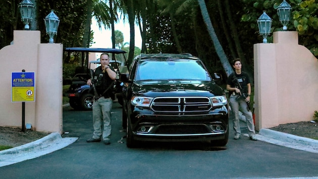 Agenten des Geheimdiestes vor dem Tor von Mar-a-Lago - in dem Anwesen fand eine Razzia statt. (Bild: Palm Beach Daily News via AP)