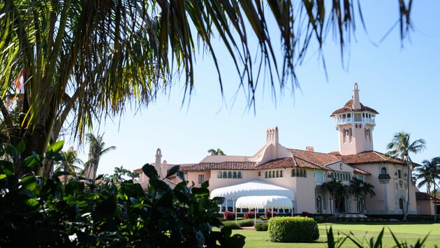 Im Resort Mar-a-Lago (Bild) in Palm Beach wurden geheime Regierungsakten gefunden, die Donald Trump nun vor Gericht bringen. (Bild: AFP )