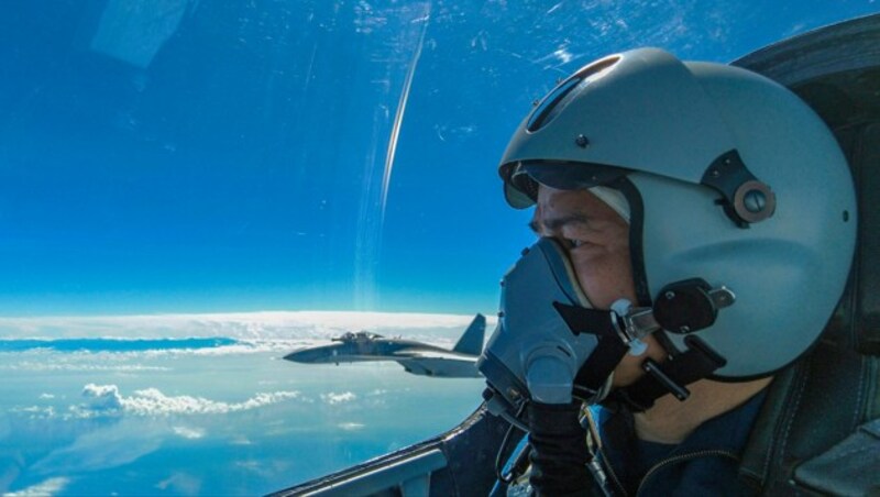 Chinesische Kampfjets haben in den vergangenen Tagen zahlreiche Manöver im Luftraum der Insel abgehalten. (Bild: AP)