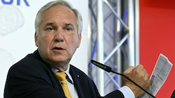FPÖ-Kandidat Walter Rosenkranz stimmt zu, dass Österreich eine „schöne Verfassung“ hat. Er würde sie aber anders „hüten“ als Amtsinhaber Alexander Van der Bellen. (Bild: APA/HANS KLAUS TECHT)