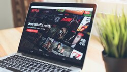 US-Studien zufolge dürften auf jeden zahlenden Netflix-Kunden zwei „Schnorrer“ kommen, die das Konto mitbenutzen. (Bild: stock.adobe.com)