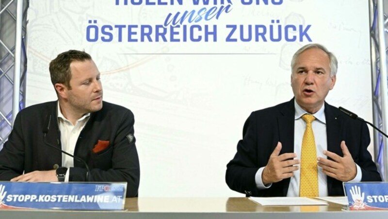 FPÖ-Generalsekretär Michael Schnedlitz und Präsidentschaftskandidat Walter Rosenkranz bei der Pressekonferenz (Bild: APA/HANS KLAUS TECHT)