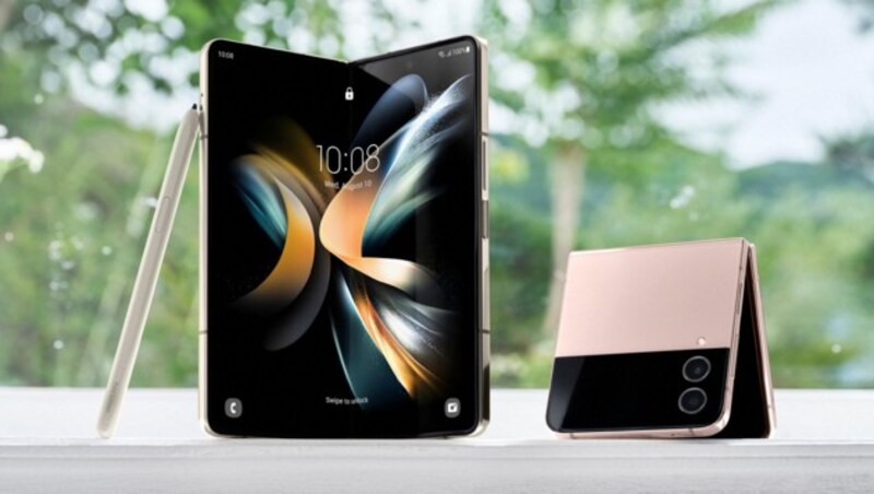 Das Galaxy Z Fold 4 (links) wird vom Smartphone zum Tablet. Das Z Flip 4 ist ein kompaktes Klapp-Smartphone. (Bild: Samsung)