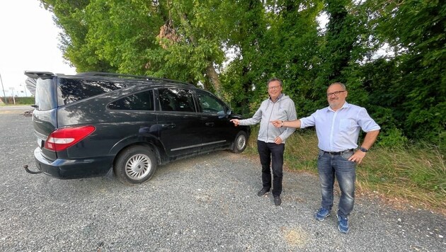 Ex-Minister Darabos und Bürgermeister Balogh (Bild links oben) zeigen auf die in Kroatisch Minihof und Nikitsch abgestellten Schlepperwagen. (Bild: Christian schulter)