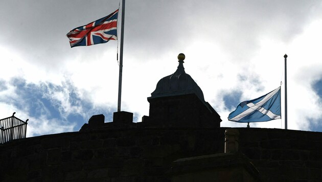 Die britische und schottische Flagge auf dem Edinburgh Castle, einer der bedeutendsten Sehenswürdigkeiten Schottlands (Bild: AFP/Andy Buchanan)