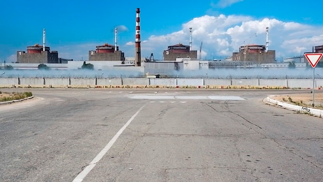 Das Atomkraftwerk Saporischschja im Osten der Ukraine wird immer wieder Ziel von Raketen und Bomben. (Bild: Russian Defense Ministry Press Service via AP)