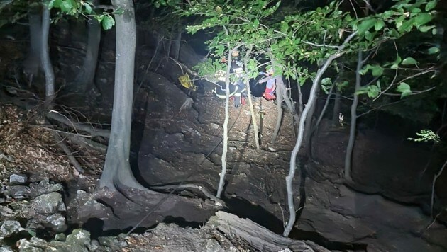 Der 35-Jährige stürzte im unwegsamen Gelände ab, die Bergung gestaltete sich schwierig. (Bild: FF Wildon)