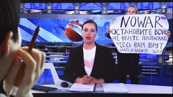 Marina Owsiannikowa wurde durch ihren mutigen Protest im russischen Fernsehen berühmt - handelte sich jedoch damit auch viel Ärger ein. (Bild: AFP)