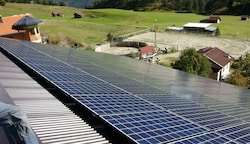 Dächer mit Fotovoltaikanlagen sind begehrt. Die Bundesförderung erweist sich allerdings als Bremsklotz. (Bild: Lanbach)
