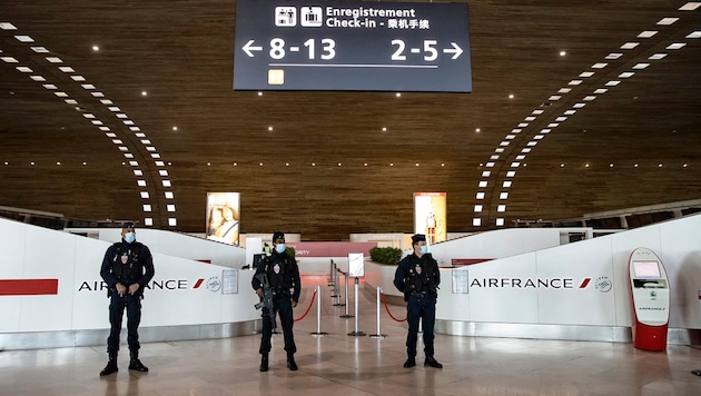 Bewaffnete Polizeikräfte am Flughafen Charles de Gaulle (Archivbild) (Bild: APA/AFP/EPA POOL/IAN LANGSDON)