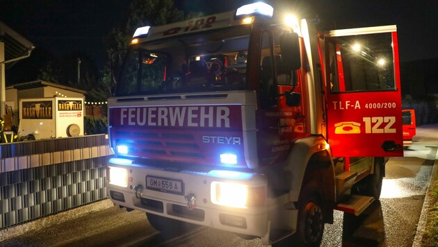 Am späten Abend rückte die Feuerwehr bereits zum zweiten Mal an. (Bild: laumat.at/Matthias Lauber)