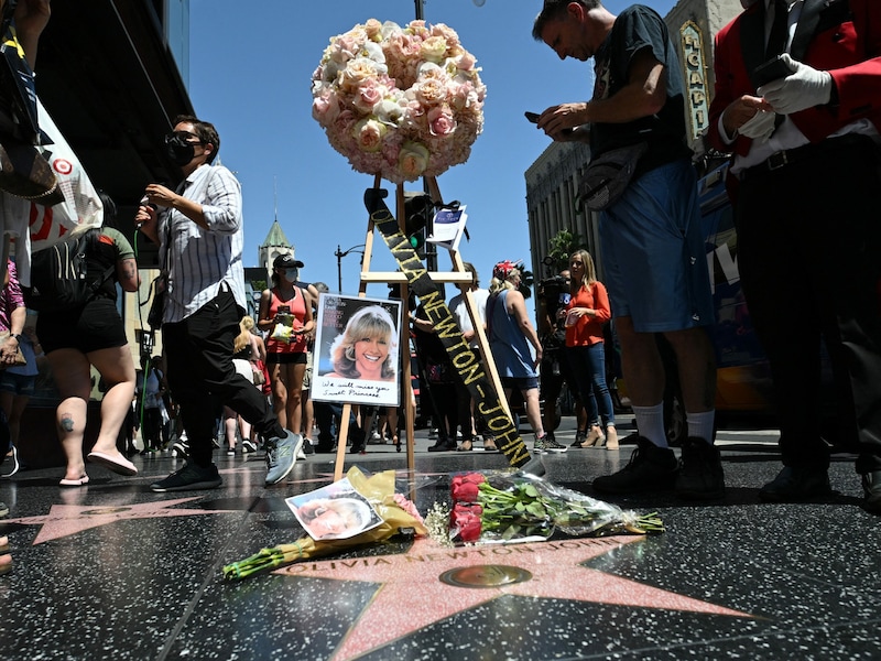 Fans legten am „Walk of Fame“ Blumen für Olivia Newton-John nieder. (Bild: AFP)