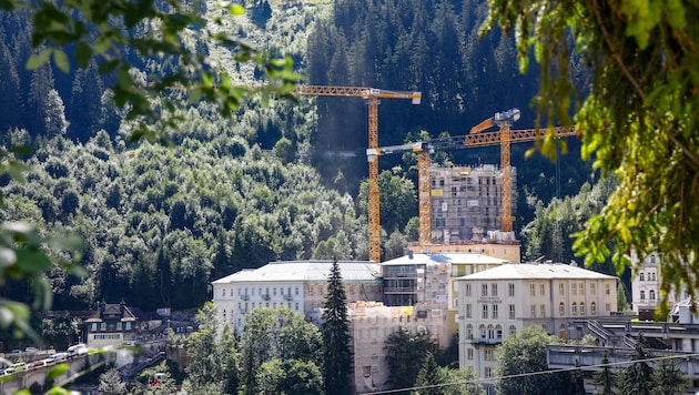 Durch neue Luxus-Hotelzimmer am Straubingerplatz möchte Bürgermeister Gerhard Steinbauer den Tourismus weiter vorantreiben. (Bild: Gerhard Schiel)