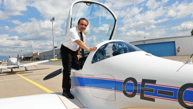 Ein Flugzeug dieses Modells steuerte Aref Shabanpoor am Freitag der Vorwoche. Mittlerweile kann er wieder lachen. (Bild: Christian Jauschowetz)
