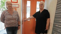 Die beiden Pensionistinnen wollen, dass der Lift jetzt schnellstens repariert wird. (Bild: Gerhard Bartel)