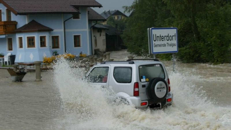 Wassermassen in Thalgau (Bild: Franz Neumayr, Krone KREATIV)