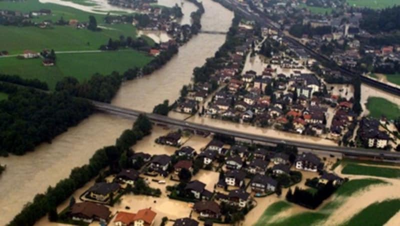 Ein Luftbild der damals überschwemmten Gemeinde Golling (Bild: Haader/Euroheli)