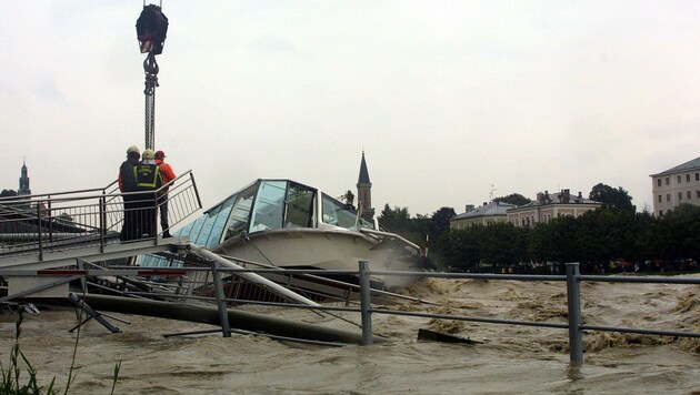 Bilder, die um die Welt gingen: Das sinkende Salzachschiff „Amadeus“ wurde zu einem Symbol für die Flutkatastrophe 2002 - über die Grenzen Österreichs hinaus. (Bild: Markus Tschepp)