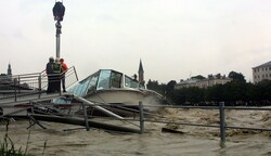 Bilder, die um die Welt gingen: Das sinkende Salzachschiff „Amadeus“ wurde zu einem Symbol für die Flutkatastrophe 2002 - über die Grenzen Österreichs hinaus. (Bild: Markus Tschepp)