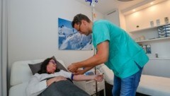 Dr. Alexander Papp verabreicht einer Patientin gerade eine Infusion in seiner Salzburger Praxis. (Bild: Tschepp Markus)