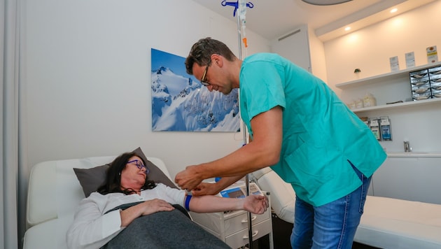 Dr. Alexander Papp verabreicht einer Patientin gerade eine Infusion in seiner Salzburger Praxis. (Bild: Tschepp Markus)