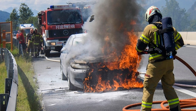 Fahrzeugbrand auf A12 (Bild: Zeitungsfoto.at/Team)