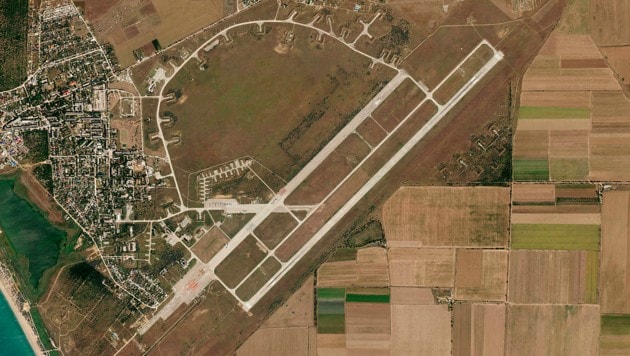 Die russische Luftwaffenbasis Saki auf der Halbinsel Krim vor den Explosionen ... (Bild: AP)