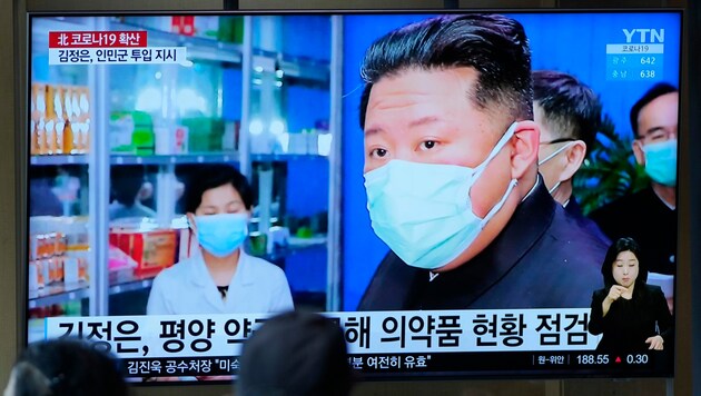 Seit Monaten kursierten dubiose „Fieberfälle“ in Nordkorea - das Land dürfte aber nicht über ausreichend Testkapazitäten auf das Coronavirus verfügen. (Bild: AP/Lee Jin-man)
