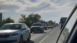 In den sozialen Medien wurden Videos von langen Autokolonnen gepostet. (Bild: Screenshot ruptly.tv)