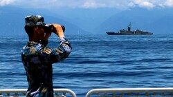 Ein chinesischer Soldat beobachtet einen taiwanesischen Frachter. (Bild: AP)