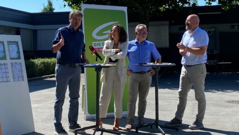 Kurt Fischer mit Eva Hammerer, Christoph Metzer und Bernie Weber (v. l.). (Bild: Sonja Schlingensiepen/Kronenzeitung)